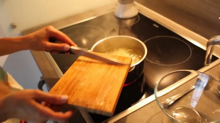 Prepara los ingredientes para el té.