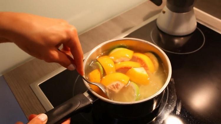 Para preparar el té, ponga los ingredientes en agua.