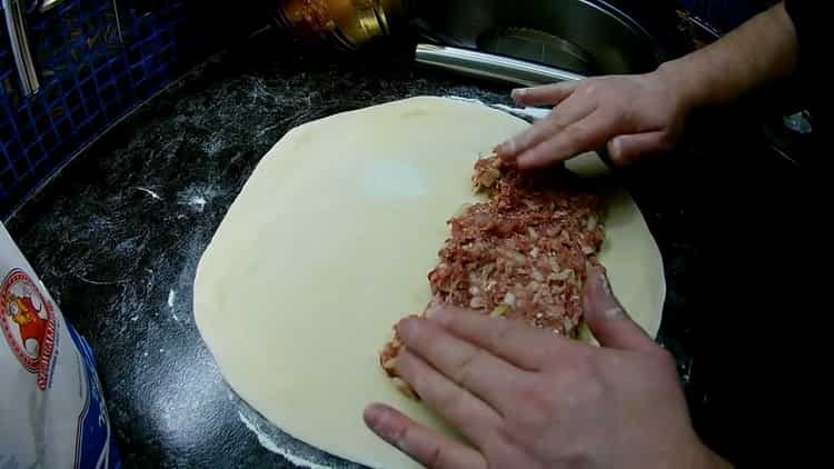 To prepare pasties, put the minced meat on the dough