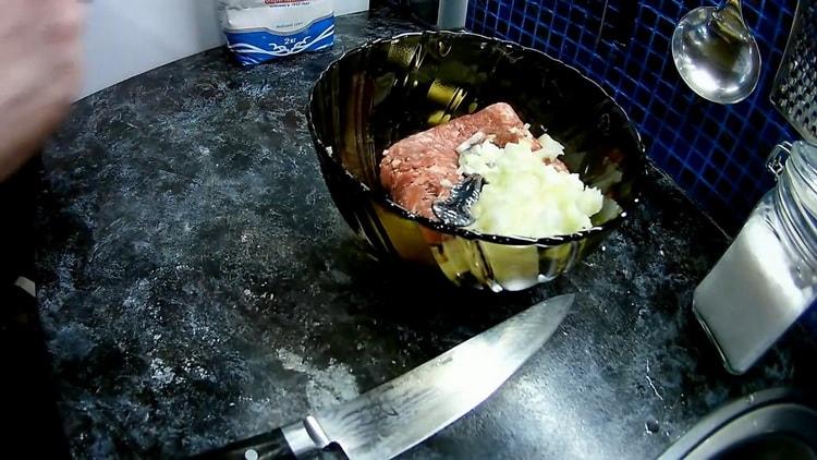 Pour cuisiner des pâtés, préparez le hachis