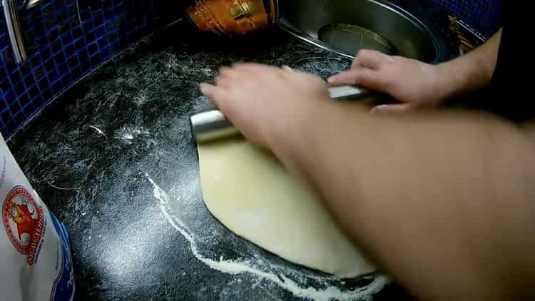 Rouler la pâte pour faire des chebureks