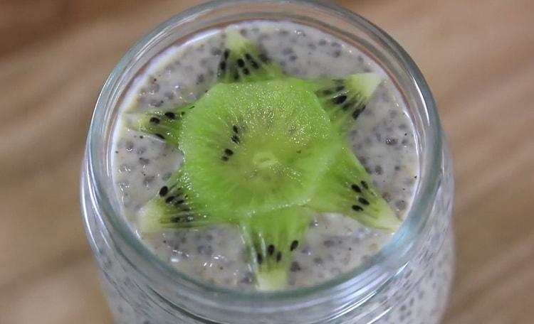 Magdagdag ng kiwi upang gumawa ng puding