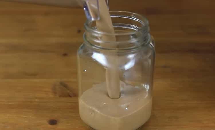 Mélanger les ingrédients dans un mélangeur pour faire un pudding.