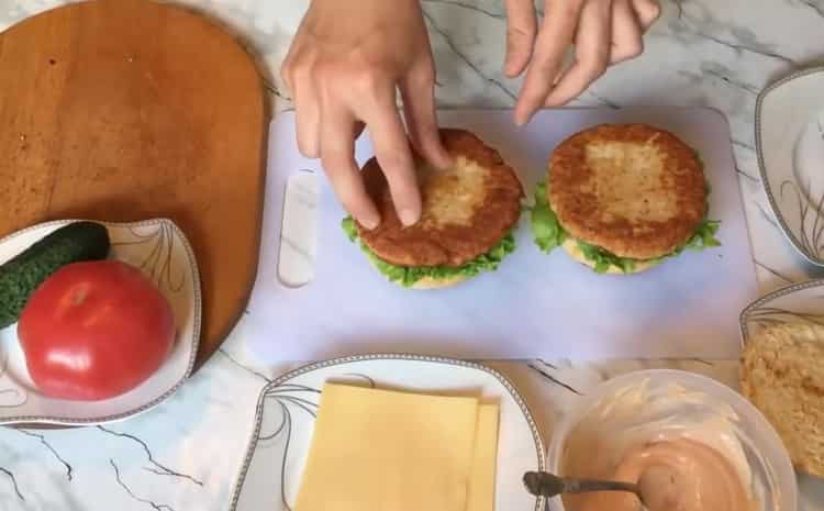 Da biste napravili pileći hamburger, stavite paštetu na lepinju