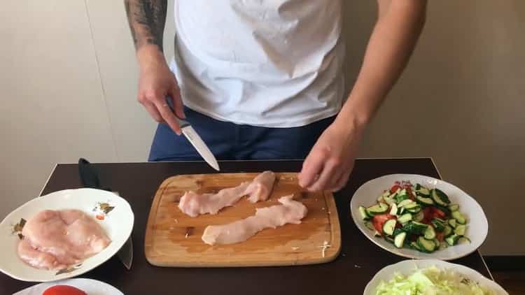 Para hacer un shawarma clásico, corta la carne