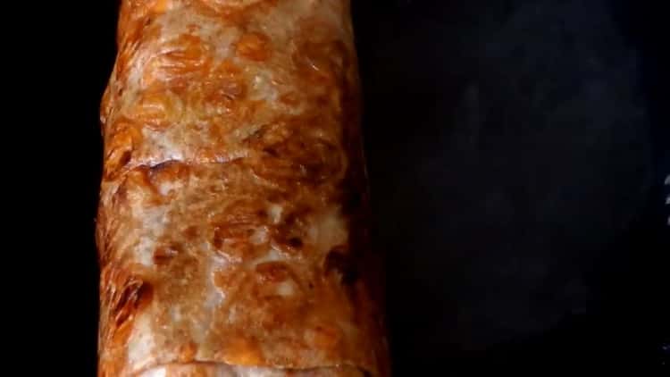 Shawarma fait maison avec du poulet dans du pain pita: une recette pas à pas avec des photos