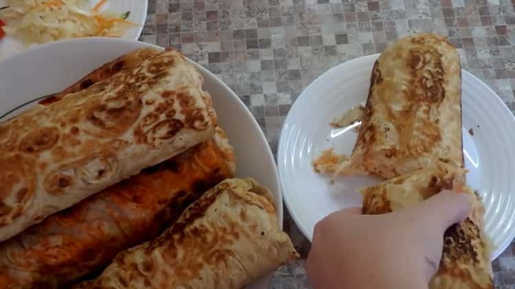 shawarma fait maison avec du poulet dans du pain pita