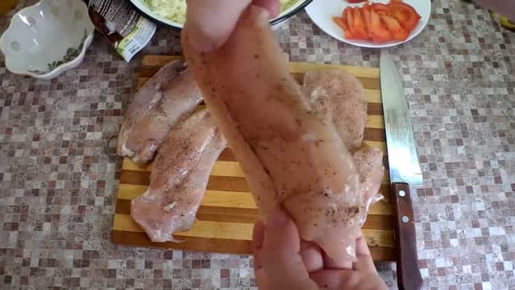 Comment faire cuire un shawarma fait maison avec du poulet dans du pain pita