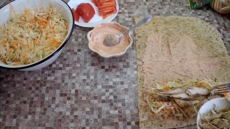 Shawarma fait maison avec du poulet dans du pain pita: une recette pas à pas avec des photos