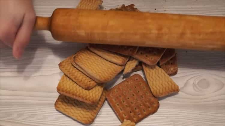 Moudre des biscuits pour faire un dessert