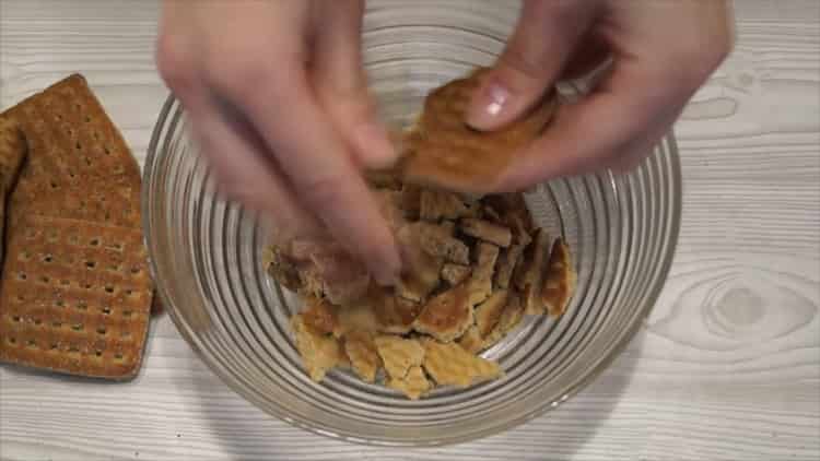 Desmenuzar las galletas para hacer el postre