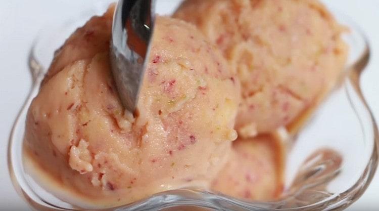 Serve sorbet ice cream in a bowl.