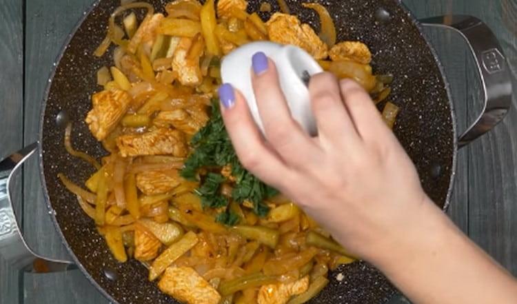 Salez le plat, ajoutez les légumes verts hachés.