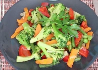 Brocoli surgelé avec des légumes pour le déjeuner - rapide et savoureux