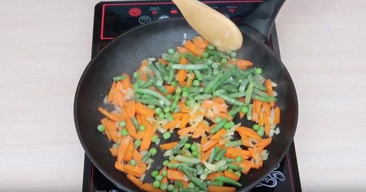 Voeg groene erwten en sperziebonen toe aan de groenten.