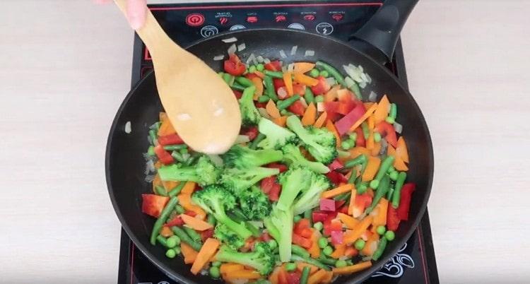 Voeg paprika en broccoli toe.