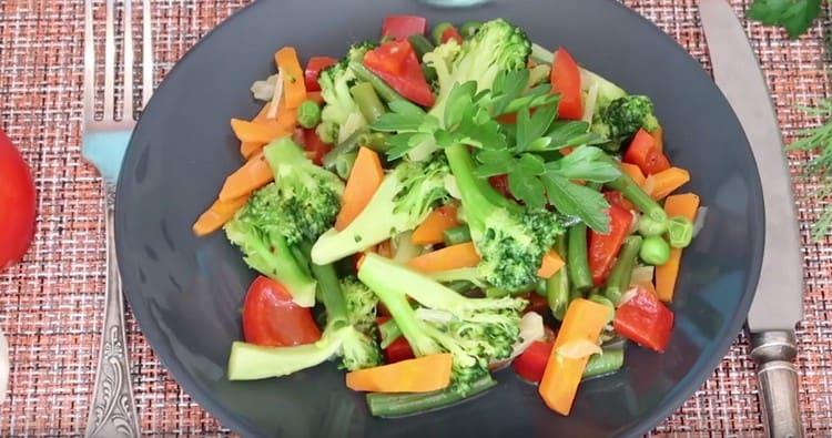 This recipe for frozen broccoli allows you to quickly make an original warm vegetable salad.