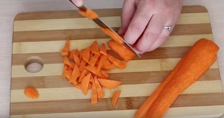 Snijd de wortels in reepjes.
