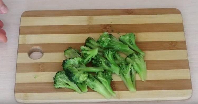 Brócoli cortado en trozos más pequeños.