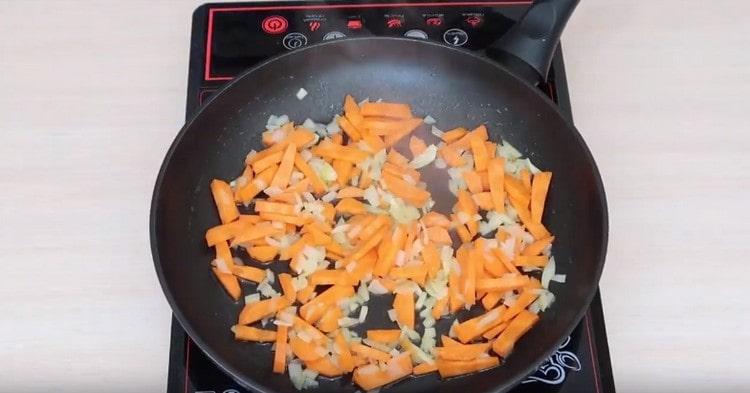 Agregue las zanahorias a la sartén.