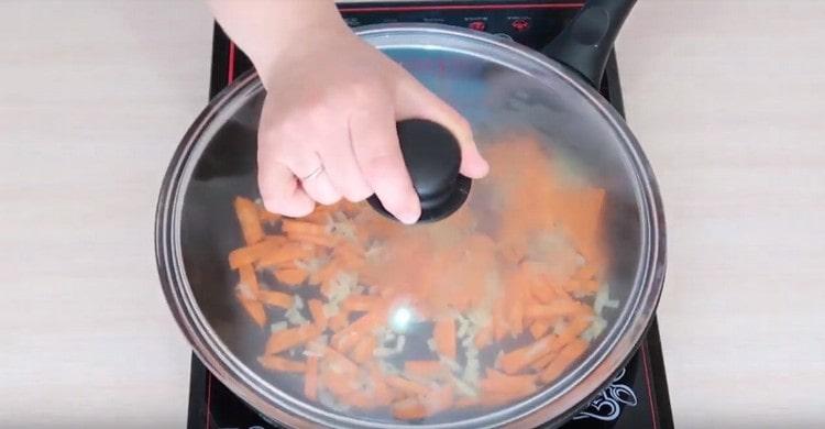 Guisar las cebollas con zanahorias durante varios minutos debajo de la tapa.