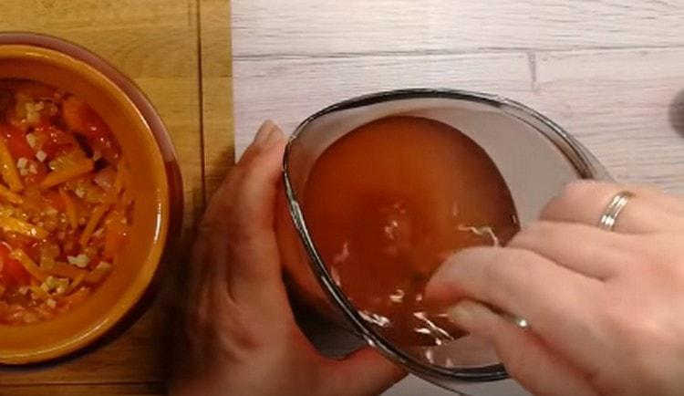Nous dissolvons également la pâte de tomate dans de l'eau salée.