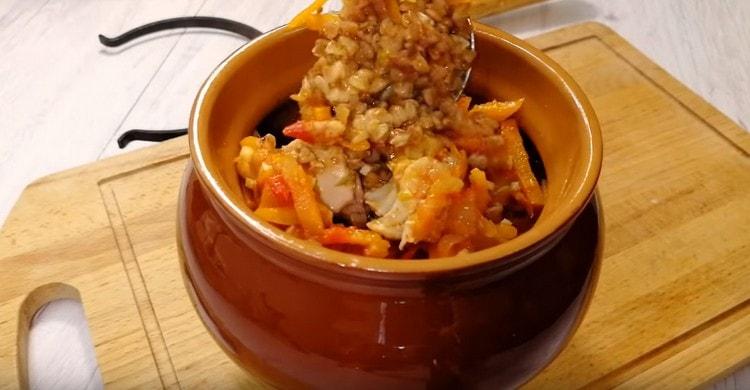 El trigo sarraceno en una olla es un plato sabroso, satisfactorio y aromático.