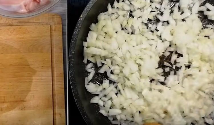 Fry the onions in a pan.