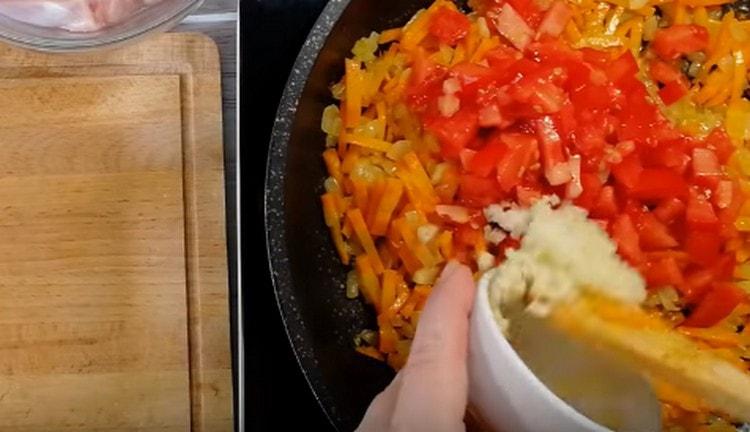 Grind the garlic and add to the vegetables.