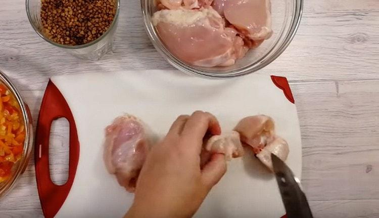 La carne de pollo se corta en trozos.