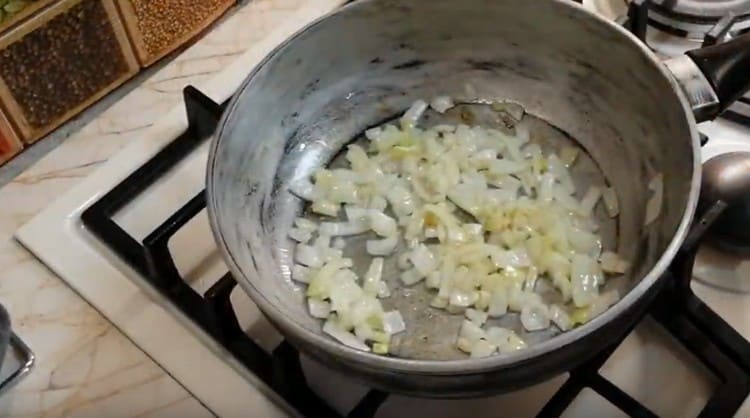 Faire frire l'oignon dans l'huile végétale.