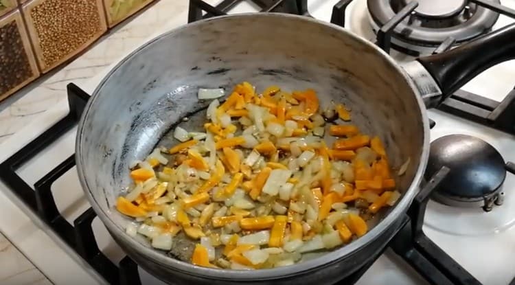 Ajouter la carotte à l'oignon.