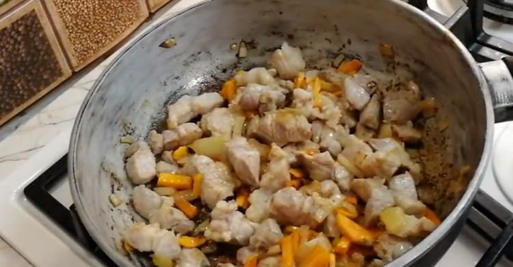 Ajouter la viande aux légumes et les faire frire.