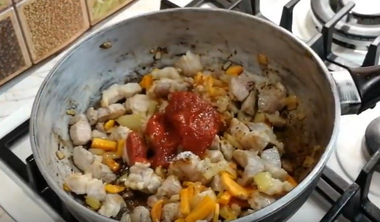 Ajouter les épices, le sel, la pâte de tomates.