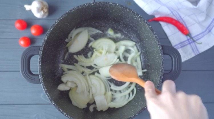 Freír la cebolla en rodajas en aceite en medio aros.