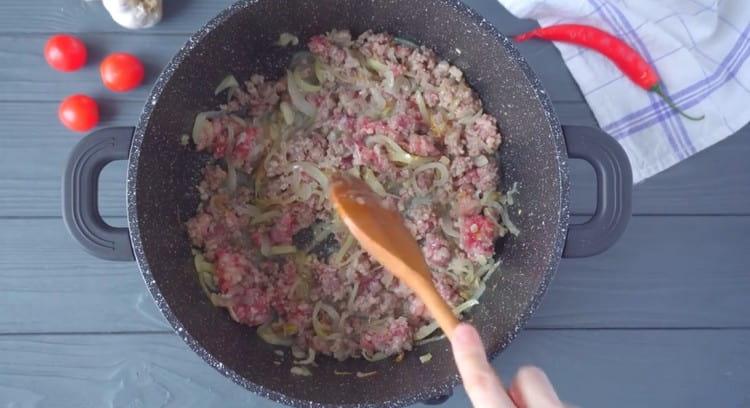 Add minced meat to the onion and fry.