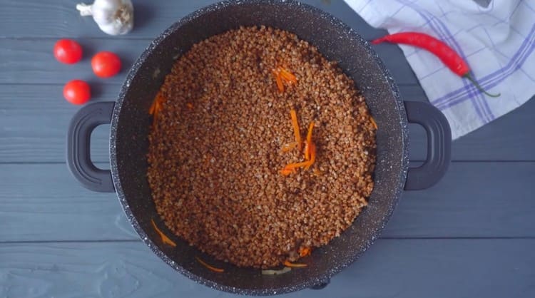 We put buckwheat on top of vegetables.