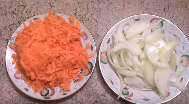 Grate carrots, cut onions in half rings.