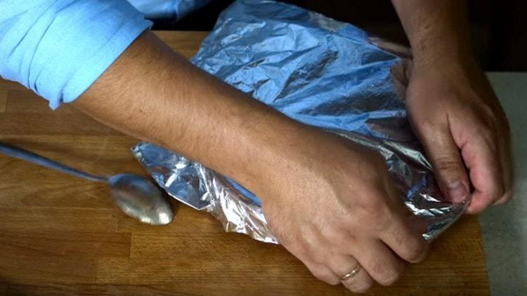 Cubriendo el formulario con papel de aluminio, póngalo en el horno.