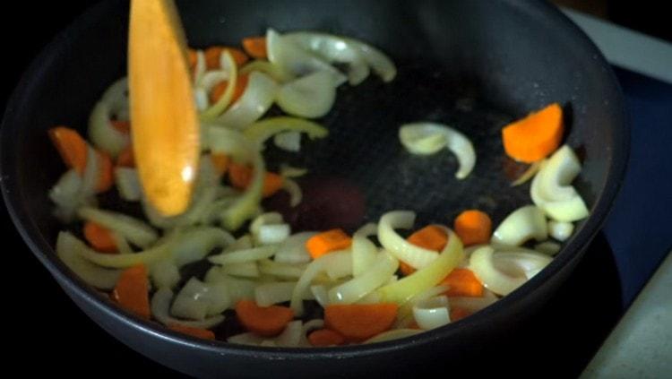 Faire frire les oignons avec les carottes.