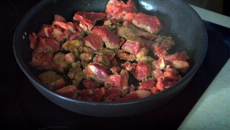 Freír la carne en una sartén.