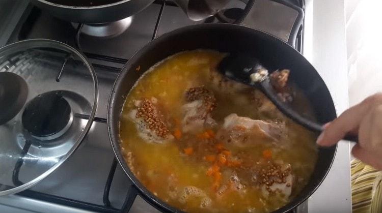 Agregue agua y cocine el plato debajo de la tapa.