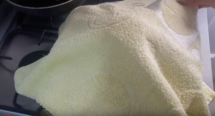 Envuelva el trigo sarraceno con una toalla para que siga infundido.