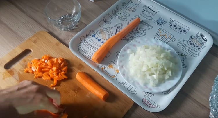 Cortar las zanahorias en cubos pequeños.