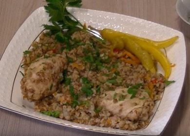 Delicioso trigo sarraceno con pollo en una olla de cocción lenta: cocine con fotos paso a paso.