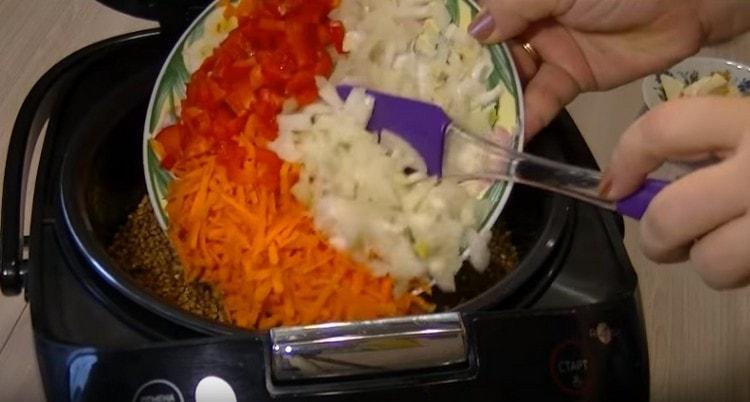 U zdjelu multicooker-a stavite piletinu, pa heljdu, pa povrće.
