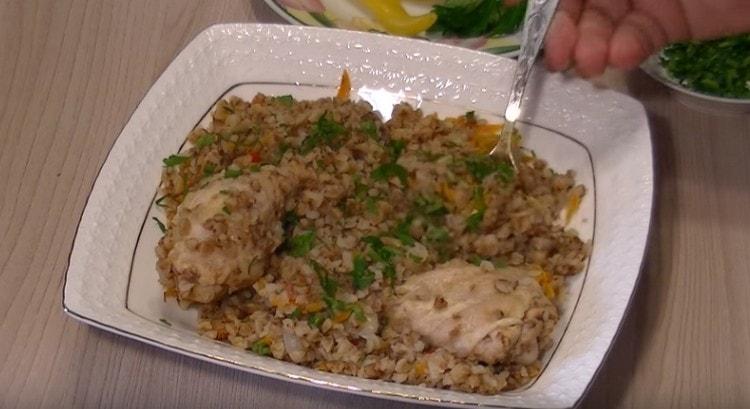 Ukusna heljda s piletinom u polaganom kuhaču vrlo je jednostavna za pripremu.