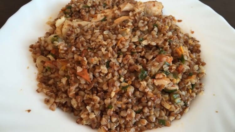 So cooked buckwheat with chicken in a pan is a completely self-sufficient dish.