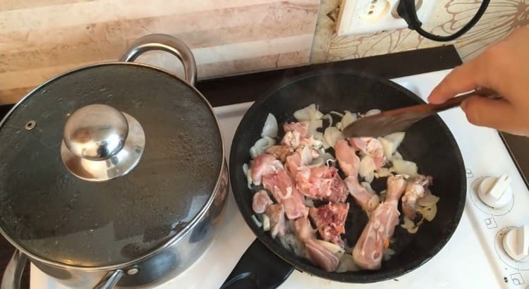 Freír el pollo con cebolla en una sartén.