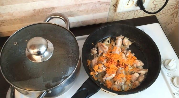 Agregue zanahorias y pasta de tomate al pollo con cebolla.